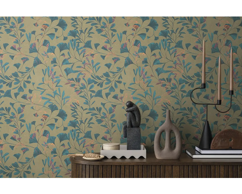 Dekoratives Zimmer mit gemusterter Tapete mit Blattmotiven