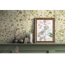 Dekorative Szene mit gemusterter Tapete, gerahmtem Bild und dekorativen Objekten auf einem Regal