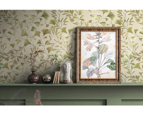 Dekorative Szene mit gemusterter Tapete, gerahmtem Bild und dekorativen Objekten auf einem Regal