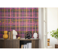 Dekorativer Raum mit gemusterter Tapete, Sideboard und Dekorationen für ein stilvolles Ambiente.