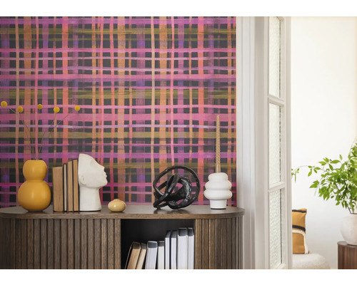 Dekorativer Raum mit gemusterter Tapete, Sideboard und Dekorationen für ein stilvolles Ambiente.