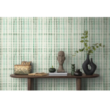 Einrichtungsbeispiel mit gemusterter Tapete, Holztisch und dekorativen Gegenständen.