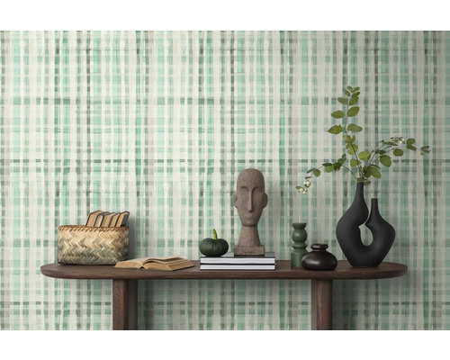 Einrichtungsbeispiel mit gemusterter Tapete, Holztisch und dekorativen Gegenständen.