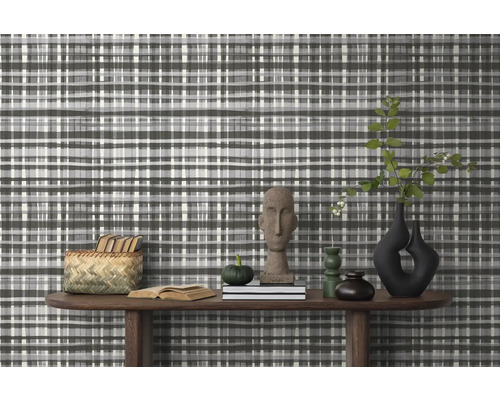 Dekorative Wandgestaltung mit karierter Tapete in einem Wohnraum.
