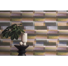 Wand mit abstrakter Streifenmuster-Tapete, Vase und Tisch