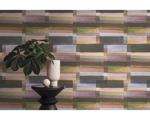 Wand mit abstrakter Streifenmuster-Tapete, Vase und Tisch