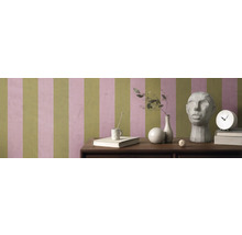 Zimmer mit gestreifter Tapete, Tisch mit Dekorationsgegenständen und einer Skulptur