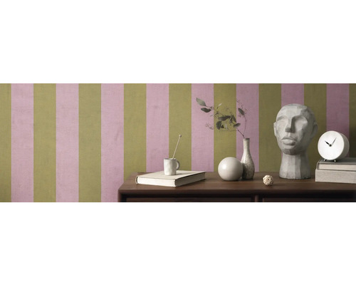 Zimmer mit gestreifter Tapete, Tisch mit Dekorationsgegenständen und einer Skulptur