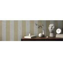 Dekorative Tapete mit Streifenmuster in einem hellen Raum