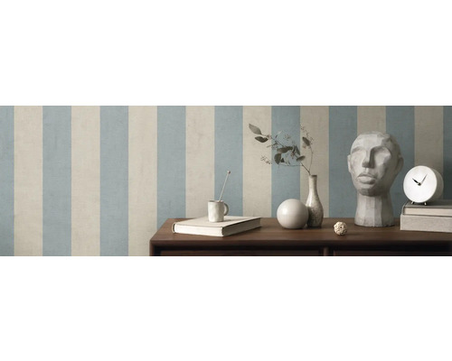 Szene mit gestreifter Tapete, Tisch, Dekorationen und Skulptur