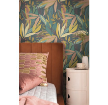 Schlafzimmer mit gemusterter Tapete, Bett und Nachttisch