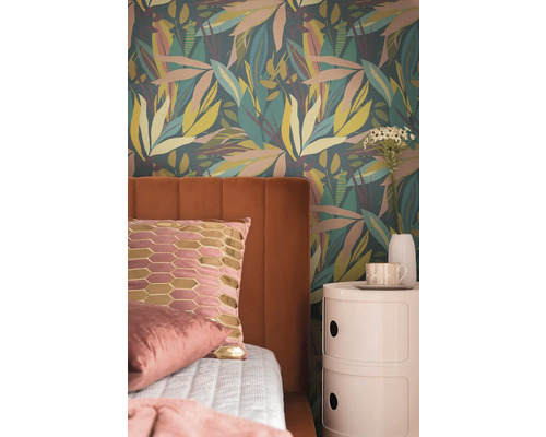 Schlafzimmer mit gemusterter Tapete, Bett und Nachttisch