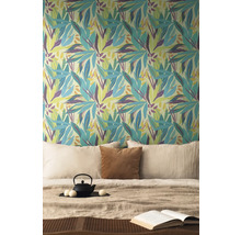 Schlafzimmer mit gemusterter Tapete mit Blattmotiven