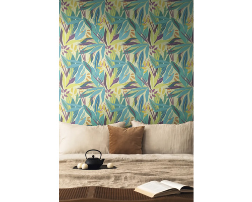 Schlafzimmer mit gemusterter Tapete mit Blattmotiven