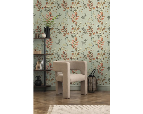 Interieur mit Sessel, Regal und floraler Tapete