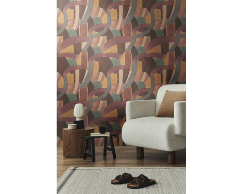 Wohnzimmer mit gemusterter Tapete, Sessel, Teppich und Dekorationen