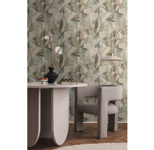 Esszimmer mit gemusterter Tapete, Esstisch, Stuhl und Stehlampe