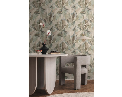 Esszimmer mit gemusterter Tapete, Esstisch, Stuhl und Stehlampe