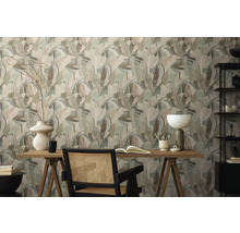 Szene mit gemusterter Tapete, Schreibtisch und Dekorationsgegenständen