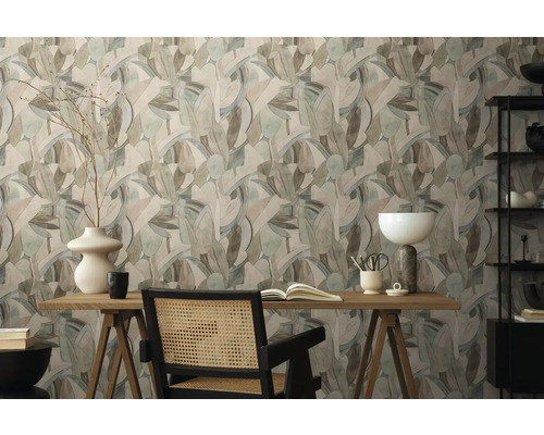 Szene mit gemusterter Tapete, Schreibtisch und Dekorationsgegenständen