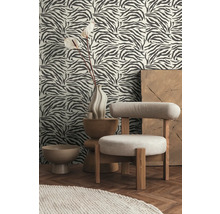 Szene mit Sessel, Beistelltisch, Vase mit Blume und Tapete mit Zebramuster