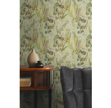 Zimmer mit gemusterter Tapete, Sideboard und Sessel