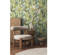 Einrichtungsidee mit Sessel, Beistelltisch, Vase und Wandtapete mit Pflanzenmotiven für ein stilvolles Interieur