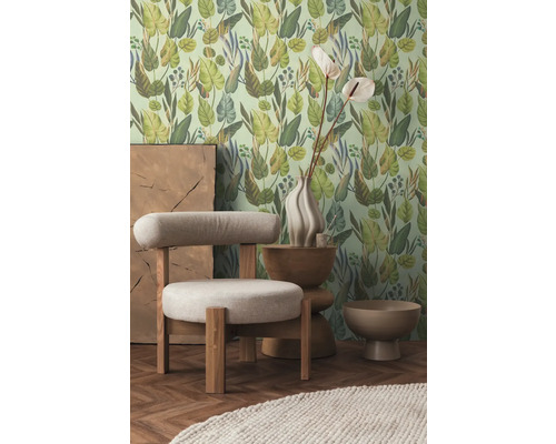 Einrichtungsidee mit Sessel, Beistelltisch, Vase und Wandtapete mit Pflanzenmotiven für ein stilvolles Interieur