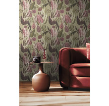 Wohnraum mit Tapete mit Pflanzenmuster, Beistelltisch und Sofa