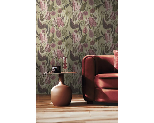 Wohnraum mit Tapete mit Pflanzenmuster, Beistelltisch und Sofa