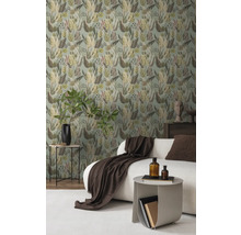 Wohnzimmer mit gemusterter Tapete, Sofa und Beistelltischen.