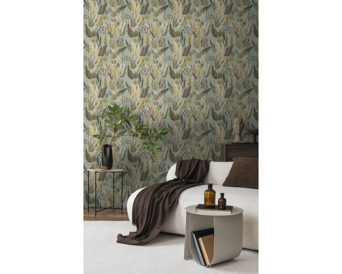 Wohnzimmer mit gemusterter Tapete, Sofa und Beistelltischen.