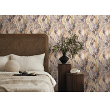 Schlafzimmer mit floraler Tapete, Bett und Nachttischen