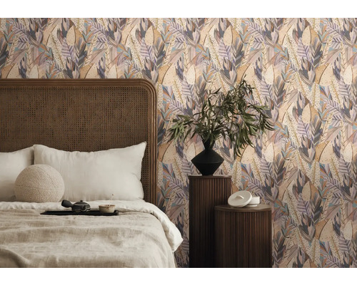 Schlafzimmer mit floraler Tapete, Bett und Nachttischen