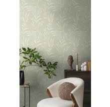 Wohnraum mit floraler Tapete, Sessel und Dekoration