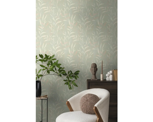 Wohnraum mit floraler Tapete, Sessel und Dekoration