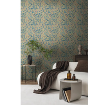 Wohnzimmer mit floral gemusterter Tapete, Sofa und Beistelltischen.