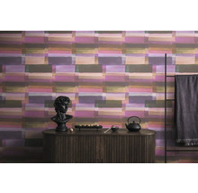 Szene mit einer Kommode, einer Büste und einer gemusterten Tapete