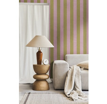 Wohnzimmer-Szene mit Sofa, Tischlampe und gestreifter Tapete