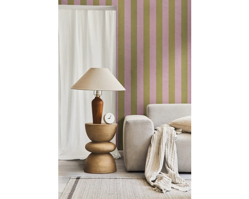 Wohnzimmer-Szene mit Sofa, Tischlampe und gestreifter Tapete