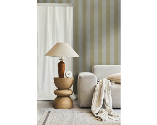 Wohnzimmer mit Stehlampe auf Beistelltisch neben Sofa