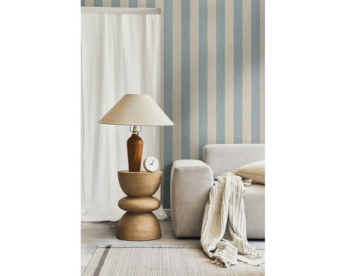 Wohnzimmer mit Lampe auf Beistelltisch, Sofa, Kissen und Teppich