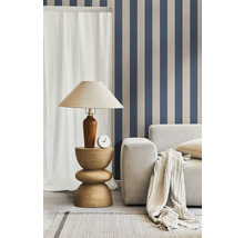 Wohnzimmer-Szene mit Stehlampe, Uhr, Sofa und gestreifter Tapete