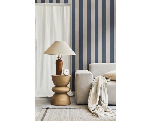 Wohnzimmer-Szene mit Stehlampe, Uhr, Sofa und gestreifter Tapete