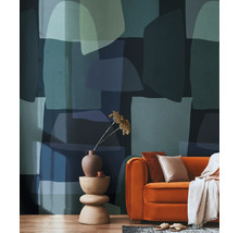 Dekorative Tapete mit abstraktem Muster in einem Wohnzimmer mit Sofa