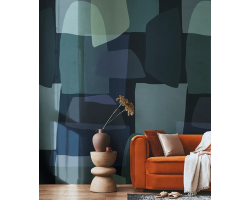 Dekorative Tapete mit abstraktem Muster in einem Wohnzimmer mit Sofa