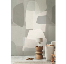 Wohnzimmer mit geometrischer Tapete, Tischleuchte und Sofa