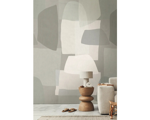 Wohnzimmer mit geometrischer Tapete, Tischleuchte und Sofa