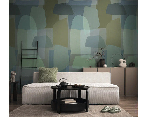 Wohnzimmer mit Sofa, Tisch, Leiter und abstrakter Tapete