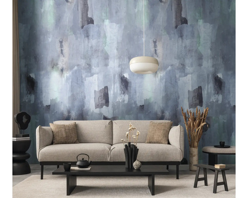 Wohnzimmer mit abstrakt gemusterter Tapete, Sofa und dekorativen Elementen für eine stilvolle Raumgestaltung.